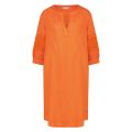 Linnen jurk met driekwart mouwen met geborduurde details en splitnek in de kleur oranje.