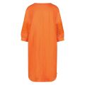 Linnen jurk met driekwart mouwen met geborduurde details en splitnek in de kleur oranje.