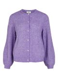 Gebreid vestje van het merk Object met parelmoer knoopjes, ronde hals en ballonmouwen in de kleur aster purple.