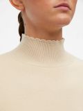 Gebreide trui met hoge hals en geborduurde lange mouwen van het merk Object in de kleur sandshell. 