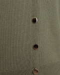 Fijngebreid vest met ronde hals en knoopjes aan de voorkant en aan de mouwuiteinden in de kleur deep lichen green.