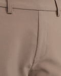 Taupe broek met elsatieken tailleband en 7/8 lengte van het merk Freequnet.