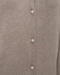 Fijngebreid vest van het merk Freequent met ronde hals, knoopsluiting, geribde boorden en lange mouwen met sierknoopjes aan de mouwuiteinden in de kleur desert taupe melange.
