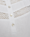 FQLava blouse met 3/4 mouw, ronde hals met knoopsluiting en kanten biesjes in de kleur brilliant white.