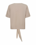 FQlava blouse van het merk Freequent met korte mouwen en knoopdetail in de kleur zand.