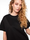 Zwart T-shirt van Pieces met korte mouwen en ronde hals.