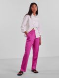 Tailored broek van het merk Pieces met gecombineerde knoop/ritssluiting, zijzakken en een mid waist in de kleur rose violet.