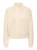 Gebreide trui et hoge hals en halve knoopsluiting van het merl Pieces in de kleur antique white.