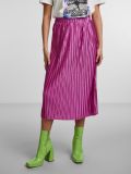 Plisse rok met elastieken taille en midi lengte van het merk Pieces in de kleur beetroot purple.