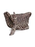 Schoudertas met hensel met knoop van het merk Pieces in een all-over leopard print.