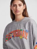 Sweater van het merk Pieces met kleurrijke prints en de tekst Saturday met ronde hals, lange mouwen en geribde boorden in de kleur light grey melange.