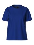 Basis t-shirt van het merk Pieces met ronde hals en korte mouw met omslag in de kleur blauw.