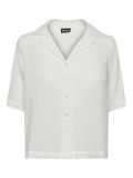Korte blouse van het merk Pieces met korte mouwen , reverskraag en knoopsluiting in de kleur  cloud dancer.