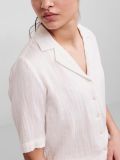 Korte blouse van het merk Pieces met korte mouwen , reverskraag en knoopsluiting in de kleur  cloud dancer.