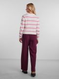 Gebreide trui met streepdessin, ronde hals en lange mouwen van het merk Pieces in de kleur cloud dancer/begonia pink.