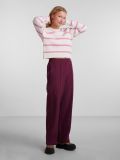 Gebreide trui met streepdessin, ronde hals en lange mouwen van het merk Pieces in de kleur cloud dancer/begonia pink.