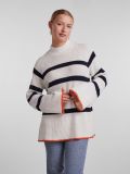 Gebreide trui met streeppatroon, hoge hals en loose fit van het merk Pieces in de kleur cloud dancer.