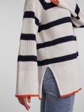 Gebreide trui met streeppatroon, hoge hals en loose fit van het merk Pieces in de kleur cloud dancer.
