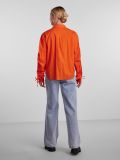 Blouse van het merk Pieces met knoopsluiting, blousekraag en lange mouwen met ruches en trekkoorden in de kleur red orange.