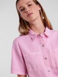 Korte blouse van het merk Pieces met korte mouwen, borstzakken, knoopsluiting en gerafelde onderkant in de kleur prismatic pink.
