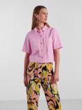 Korte blouse van het merk Pieces met korte mouwen, borstzakken, knoopsluiting en gerafelde onderkant in de kleur prismatic pink.