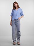 Korte blouse van het merk Pieces met korte mouwen , reverskraag en knoopsluiting in de kleur vista blue.