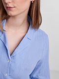 Korte blouse van het merk Pieces met korte mouwen , reverskraag en knoopsluiting in de kleur vista blue.