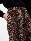 Loose fit broek van het merk Pieces met elastieken tailleband, rechte pijpen en steekzakken met all-over leopard print in de  kleur black.