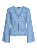 Broderie top met lange mouwen, V-hals, knoopsluiting en strikkoord in de taille van het merk Pieces in de kleur blauw.