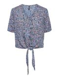 Korte blouse van het merk Pieces met print, knoopsluiting en gestrikt detail in de kleur marina/flower.