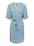 Kimono van het merk Pieces met all-over print en strikceintuur en korte wijde mouw in de kleur kentucky blue.