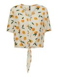 Korte blouse van het merk Pieces met print, knoopsluiting en gestrikt detail in de kleur birch/lemon.