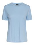 Licht blauw t-shirt van het merk Pieces met ronde hals, korte mouwen en steentjes op de voorkant.