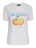 T-Shirt van het merk Pieces met oranges print in de kleur wit.