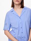 Blouse van Pieces met reverskraag en korte mouwen met broderie in de kleur blauw.