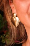 Metalen oorstekers met hangende hartvormige bedel in de kleur goud.