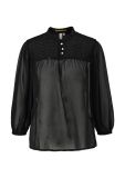 Gesmockte blouse met rond kraagje, driekwart mouwen  en gedeeltelijke knoopsluiting in de kleur zwart.