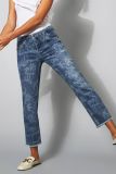 5-Pocket jeans van het merk Rosner met gecombineerde knoop/ritssluiting, tropische print en gerafelde pijpen in de kleur authentic sunrise.