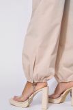 Rosner broek met wijde pijp met drawstring onderaan de pijp in de kleur off white.