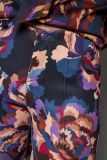 Broek met all-over bloemenprint van het merk Rosner met aangesloten fit en enkellengte in de kleur denim blue.