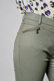 Gecoate broek van het merk Rosner met aangesloten fit en broekzakken met een ritsje in de kleur sage.