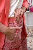 Broek van Rosner met fancy tailleband, wijde pijp en missoniprint in de kleur roze.