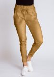 Sportieve broek van het merk Zhrill met elastieken tailleband met drawstring, steekzakken en omslag onderaan de broekspijpen in de kleur caramel.