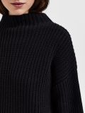 Gebreide trui met col en ribgebreide boorden in de kleur zwart.
