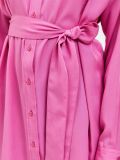 Doorknoopjurkje met lange mouwen en strikceintuur van het merk Selected Femme in de kleur phlox pink.