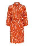 Doorknoopjurkje van het merk Selected Femme met print, driekwart mouwen en strikceintuur in de kleur orangeade. 