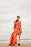 Doorknoopjurkje van het merk Selected Femme met print, driekwart mouwen en strikceintuur in de kleur orangeade. 