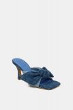 Open schoen met hoge hak van het merk Fabienne Chapot gemaakt van leer en denim stof in de kleur blauw.