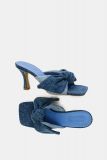 Open schoen met hoge hak van het merk Fabienne Chapot gemaakt van leer en denim stof in de kleur blauw.