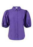 Blouse van het merk Sisters Point met knoopsluiting, blousekraag en korte pofmouwen in de kleur deep purple.